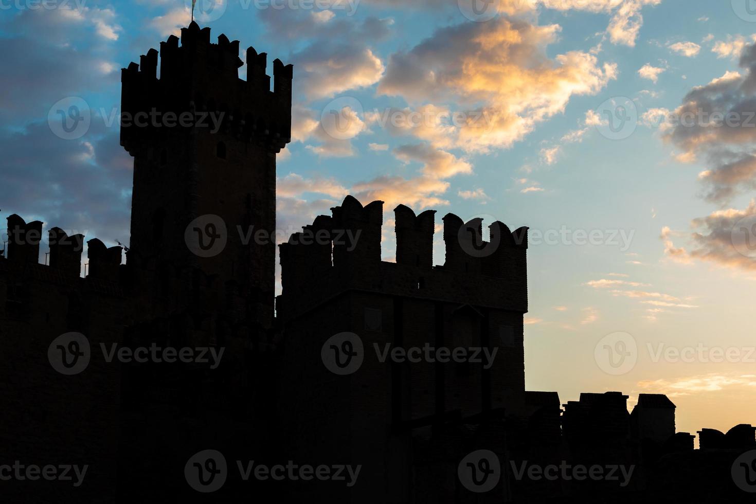 sirmione, italia - castillo en el lago de garda. pintoresco edificio medieval sobre el agua foto