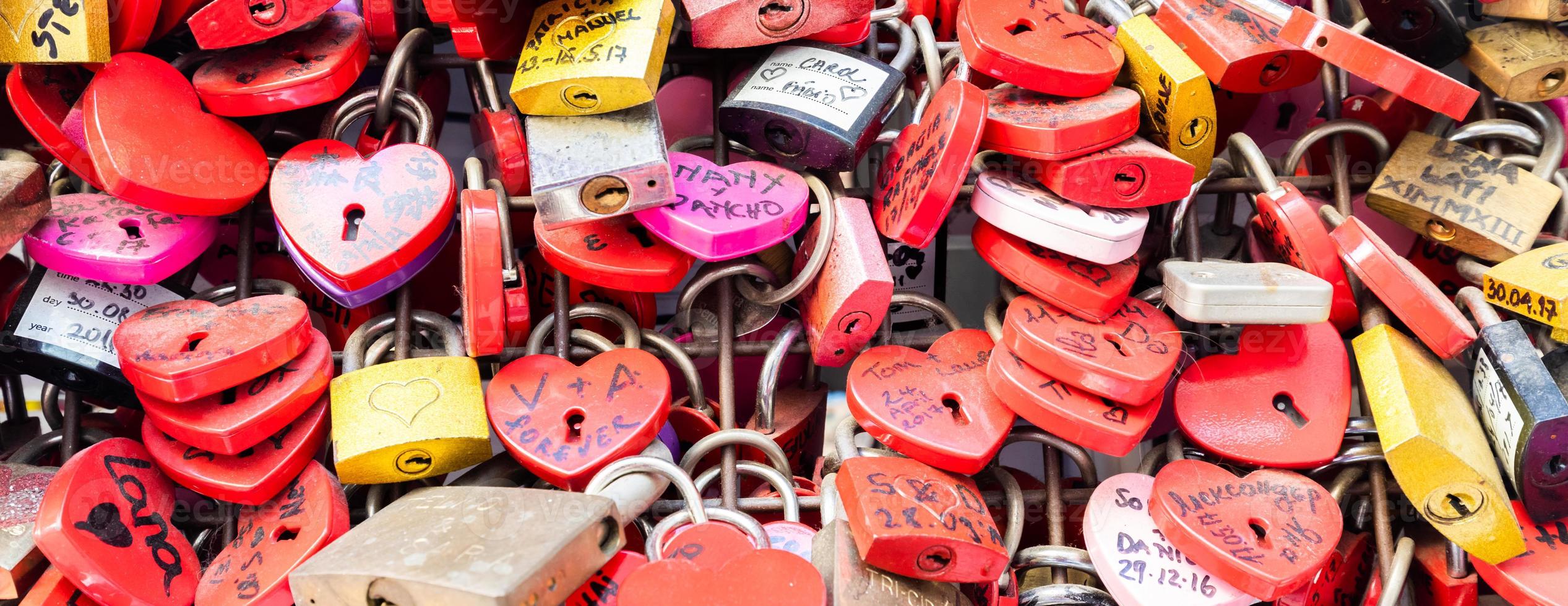 verona, italia - fondo de cerraduras en forma de corazón en una pared, símbolo del amor para siempre. foto