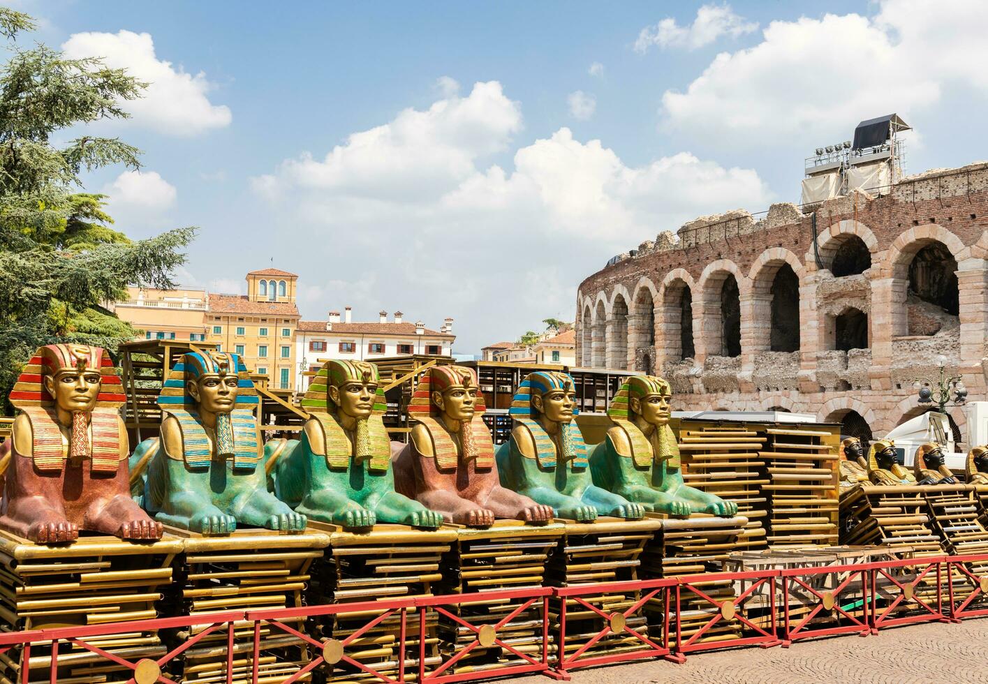 verona, italia - preparando el escenario para la representación teatral en la famosa arena di verona foto