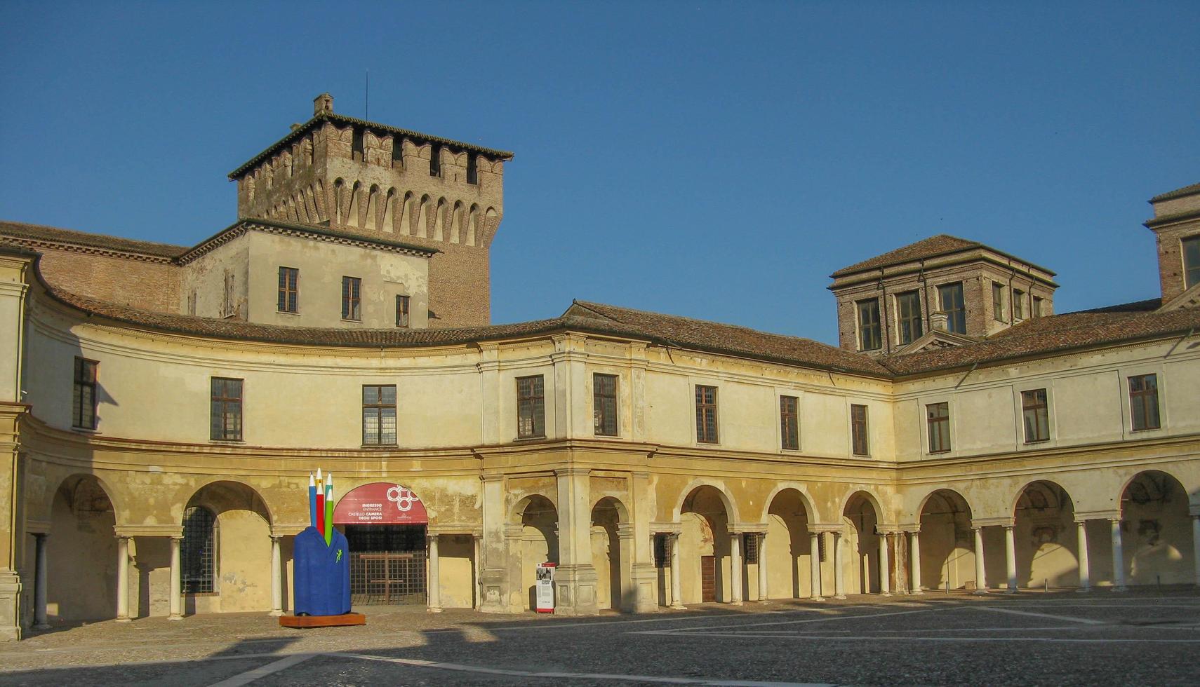 mantua italia 2023 piazza castello foto