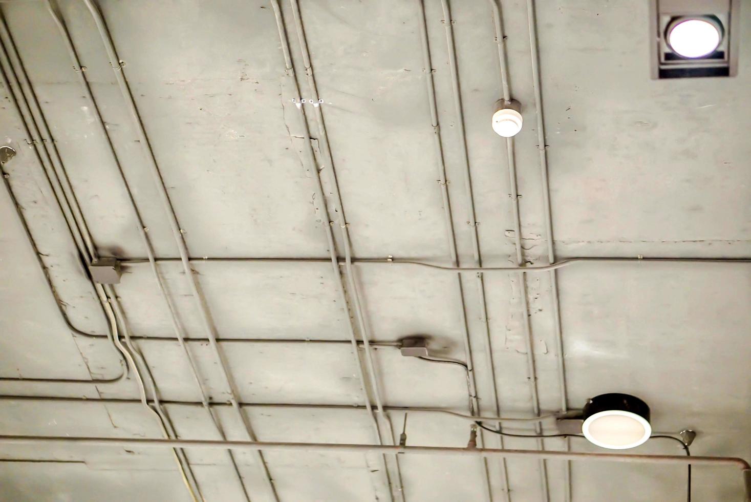 diseño y estructura de tubería de cable eléctrico en techo de edificios. foto
