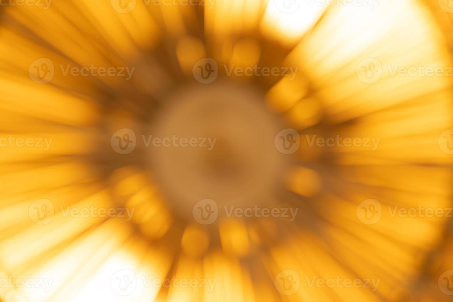 luz naranja borrosa abstracta - movimiento del radio del haz y explosión como una bomba o la vista del otro lado parece un arte de forma abstracta de girasol. foto