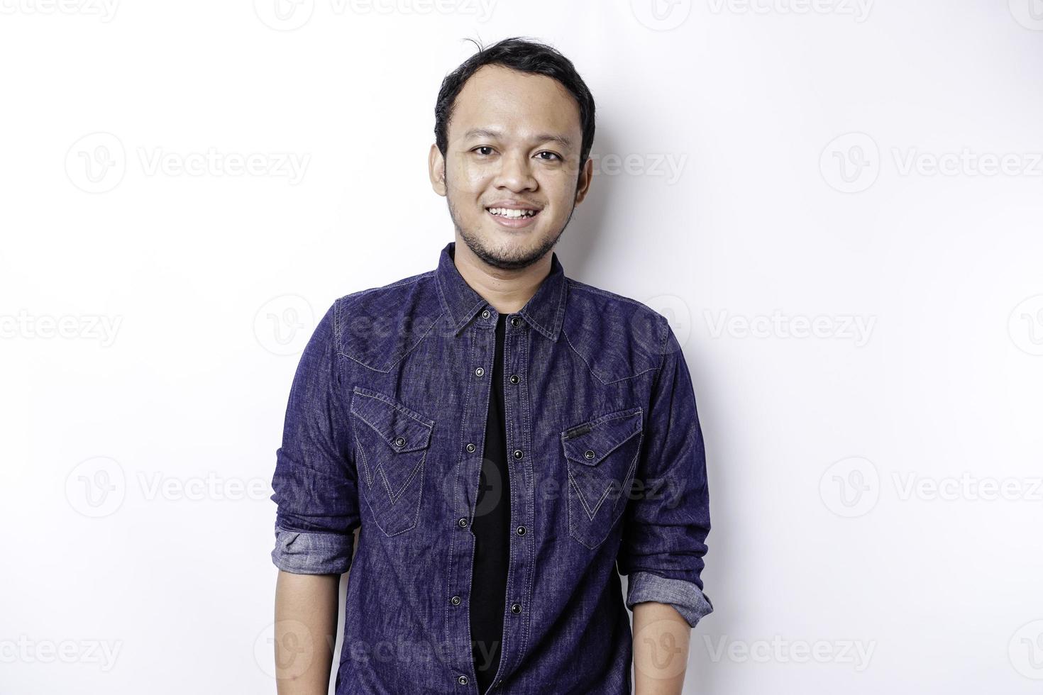 un retrato de un hombre asiático sonriente vestido con una camisa azul, aislado de fondo blanco foto