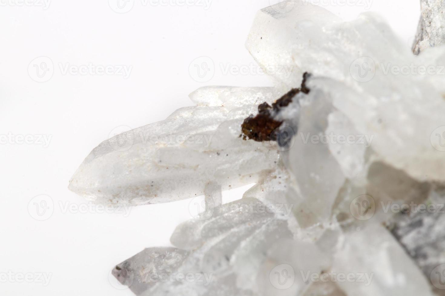 Piedra mineral macro drusus cuarzo con esfalerita en la roca un fondo blanco. foto
