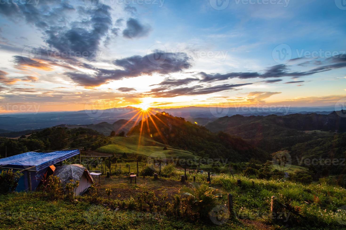 paisaje de montañas durante el crepúsculo en nan tailandia foto