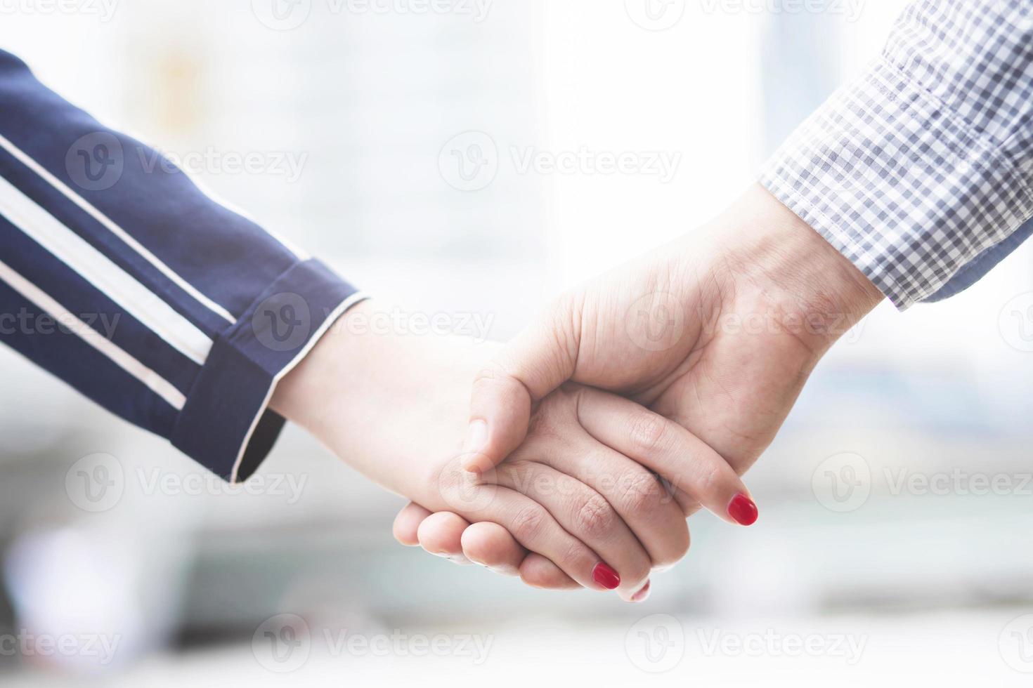 El primer plano de un apretón de manos de un hombre de negocios entre dos colegas saluda, representa que la amistad es buena, éxito, felicitaciones. al aire libre del fondo del edificio. copiar dejar espacio para el texto. foto