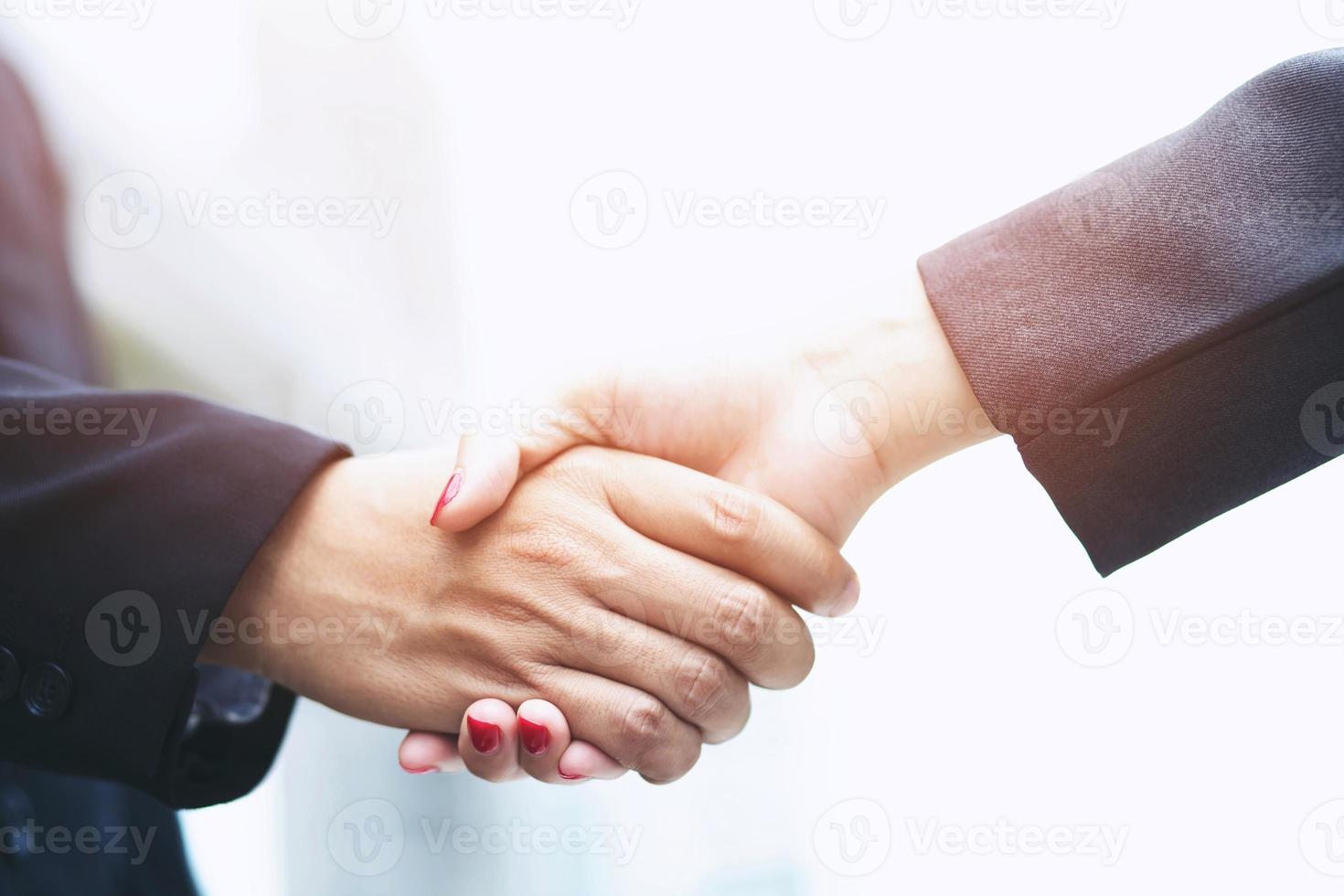 El primer plano de un apretón de manos de un hombre de negocios entre dos colegas saluda, representa que la amistad es buena, éxito, felicitaciones. al aire libre del fondo del edificio. copiar dejar espacio para el texto. foto