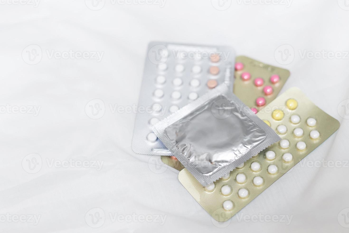 condones y pastillas anticonceptivas foto