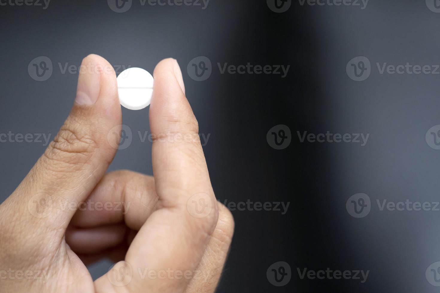 mujer sosteniendo una botella de medicina vierta pastillas en la palma para tomar suplementos dietéticos, vitaminas o medicamentos foto