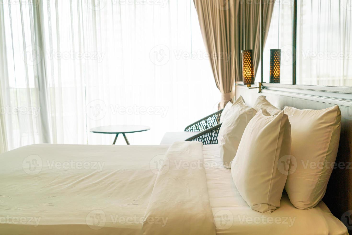 almohadas blancas en la decoración de la cama en el dormitorio foto