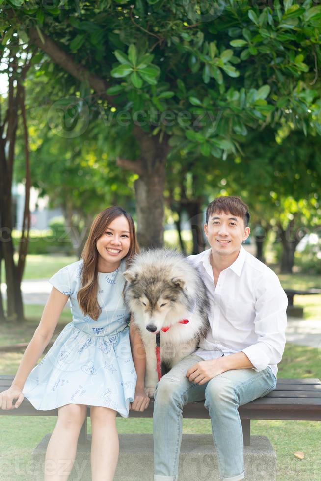 amor de pareja asiática con perro foto