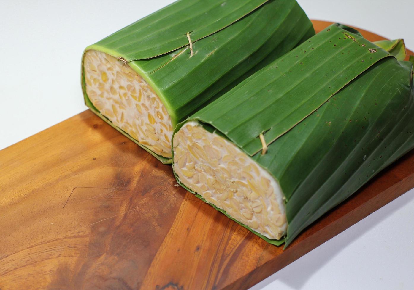 El tempeh o tempe es un alimento tradicional de indonesia elaborado con soja u otros ingredientes que se procesan mediante fermentación y que ya es popular en muchos países. foto