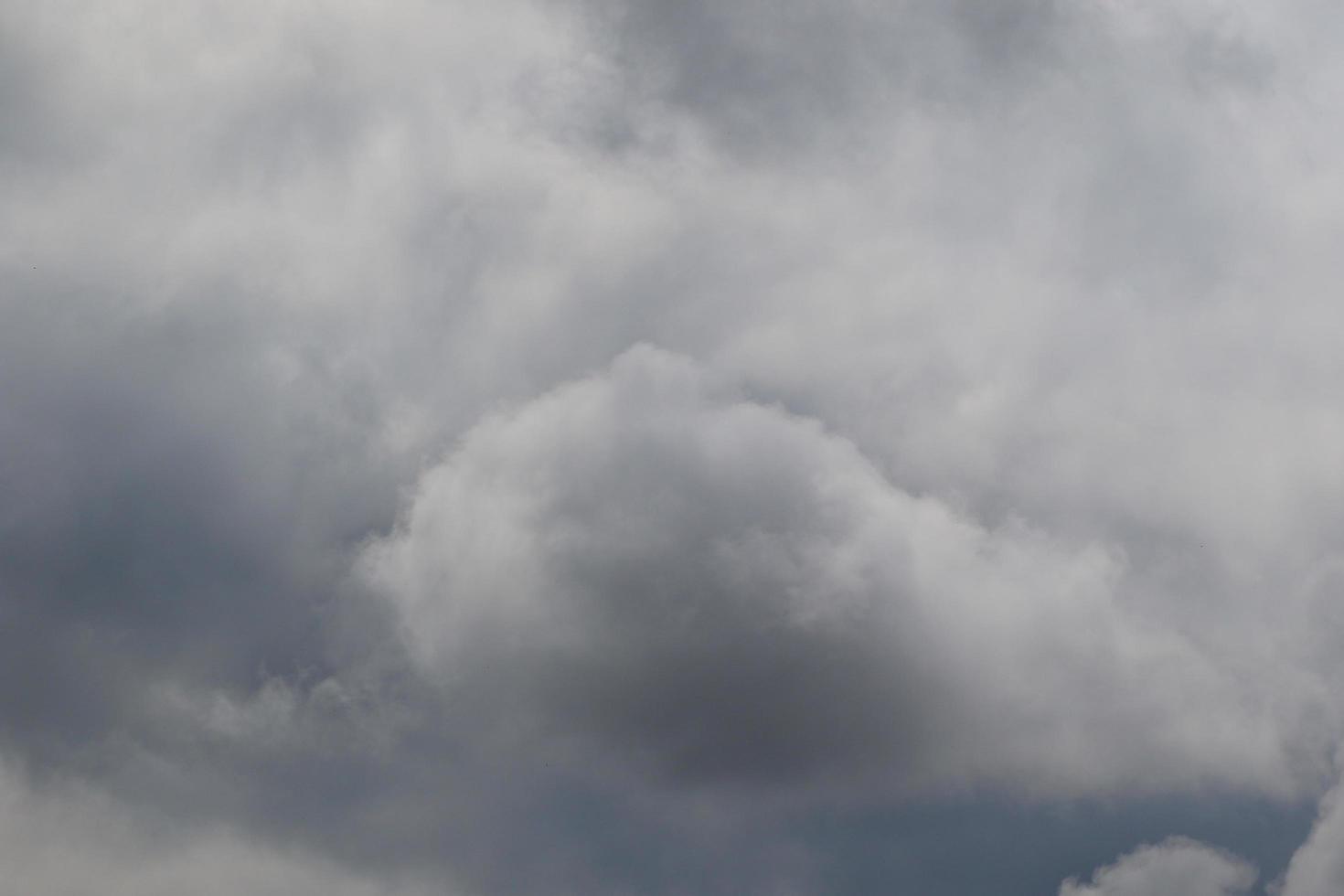 clima tormentoso y nubes oscuras foto