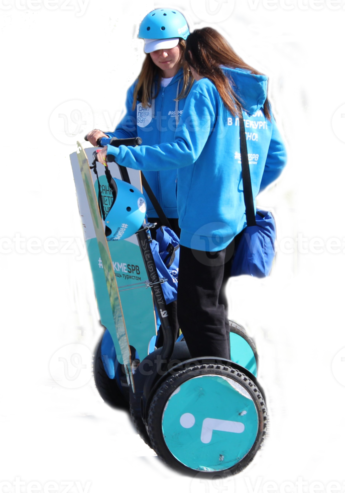 deux jeunes belles filles masquées font du scooter électrique dans le parc par une chaude journée d'automne. promenade dans le parc. png