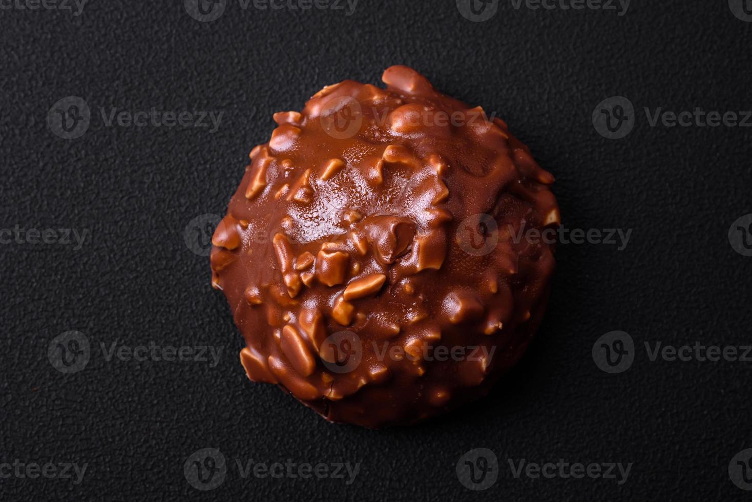 deliciosa tarta de chocolate con nueces en un plato de cerámica negra foto