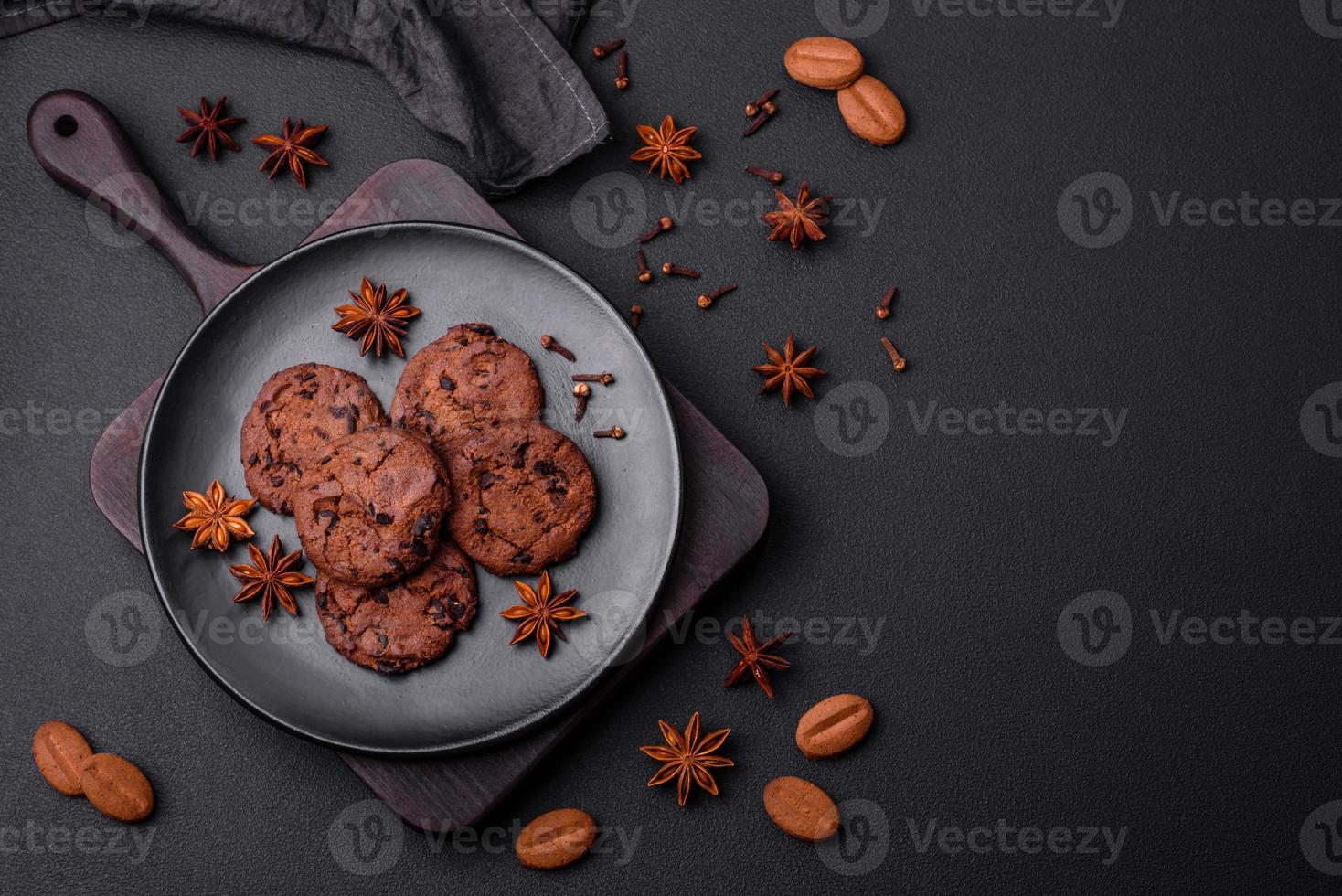 deliciosas galletas de chocolate con nueces en un plato de cerámica negra foto