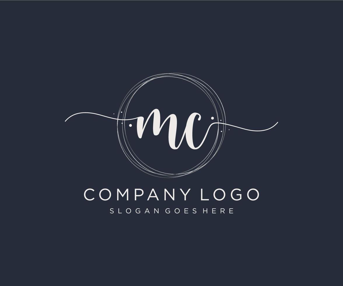 logotipo femenino inicial de mc. utilizable para logotipos de naturaleza, salón, spa, cosmética y belleza. elemento de plantilla de diseño de logotipo de vector plano.