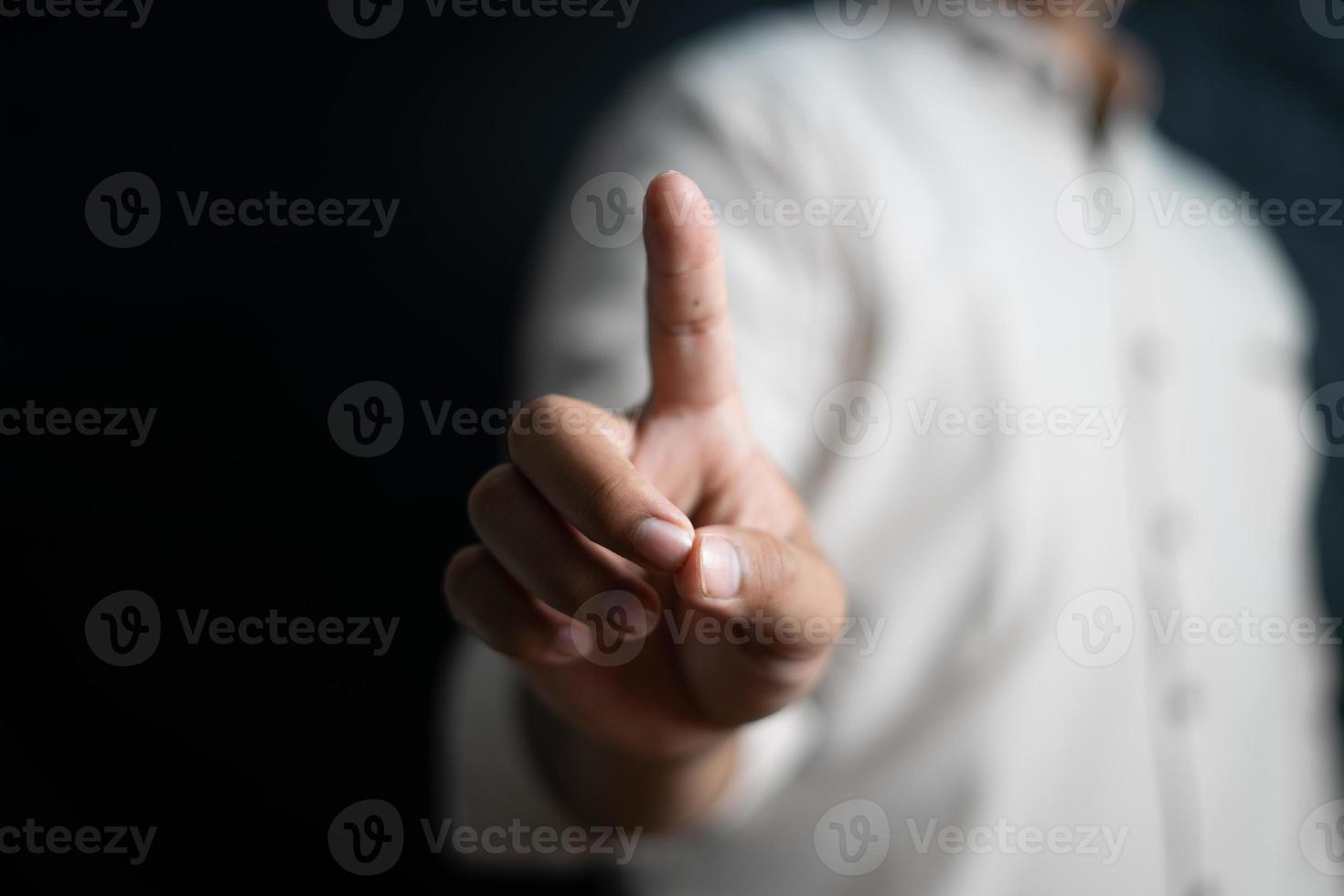 el hombre tocando una pantalla en blanco foto