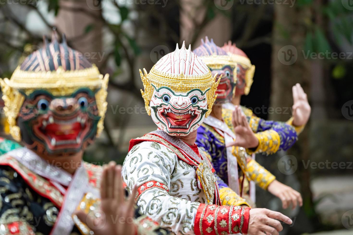 la interpretación de la historia dramática tradicional tailandesa khon epic, ramakien o ramayana con el mono blanco hanuman y otros. foto