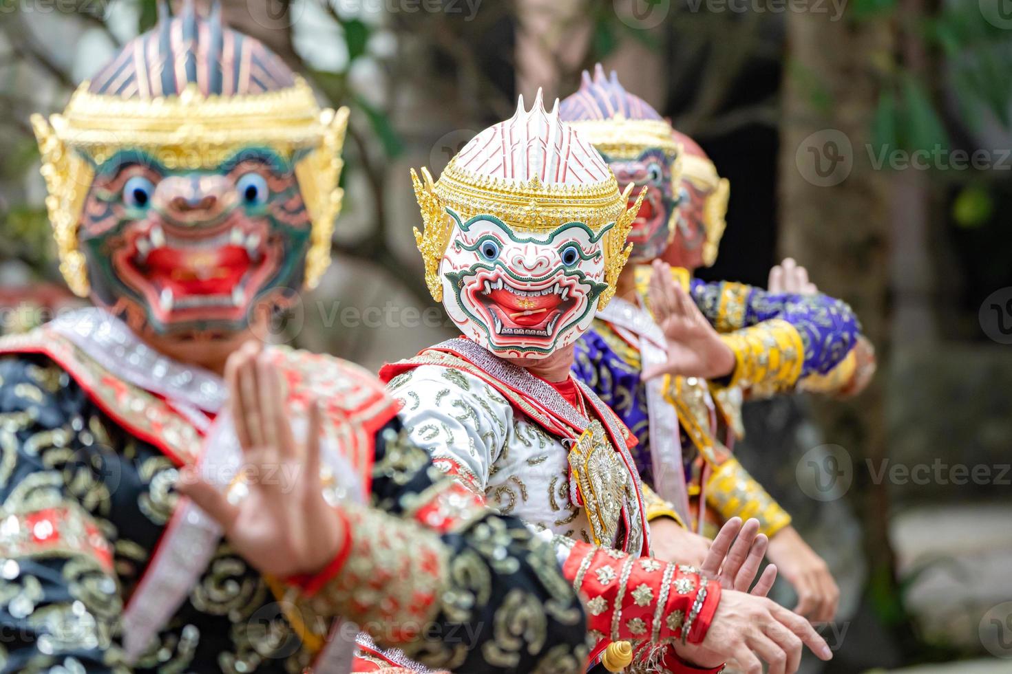 la interpretación de la historia dramática tradicional tailandesa khon epic, ramakien o ramayana con el mono blanco hanuman y otros. foto