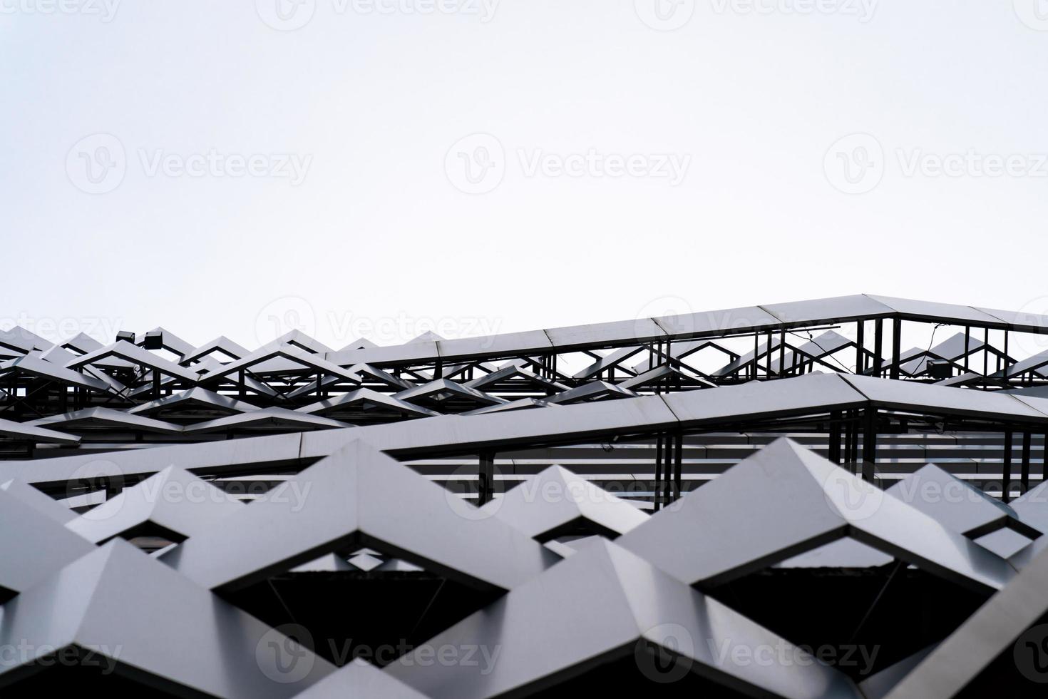 arquitectura moderna de material compuesto de aluminio color gris y textura emergente en forma de hexágono en el edificio de fachada exterior. foto