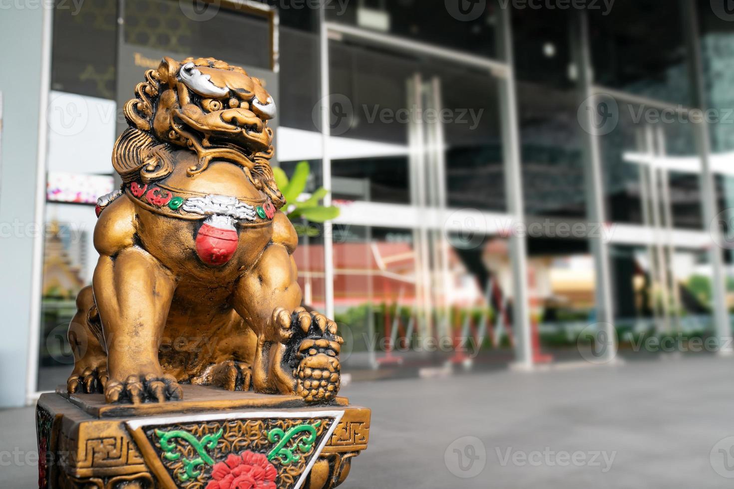 la estatua del león del dios dorado chino es el emperador del ornamento de la estructura zen de asia frente a la puerta para proteger lo malo que entra. foto