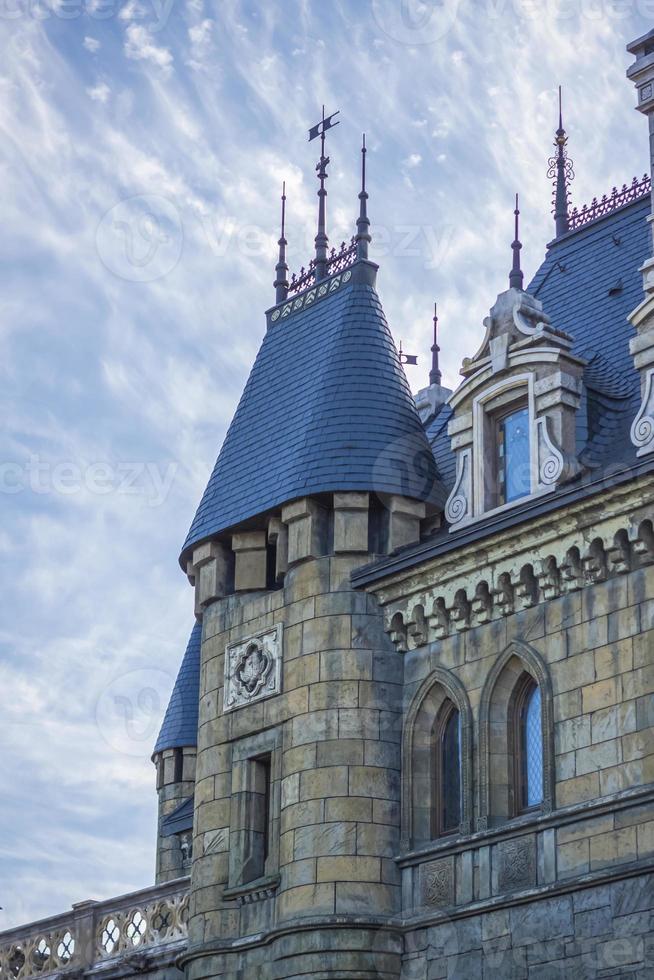 antigüedad en detalle. decoración de casas, balcones, ventanas, esculturas,  paredes. elementos de diseño arquitectónico de edificios. yeso viejo,  decoraciones de piedra. elementos de la arquitectura gótica 18831437 Foto  de stock en Vecteezy