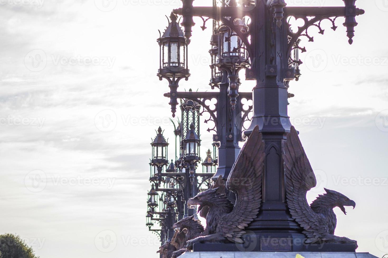 antigüedad en detalle. decoración de casas, balcones, ventanas, esculturas, paredes. elementos de diseño arquitectónico de edificios. yeso viejo, decoraciones de piedra. elementos de la arquitectura gótica foto