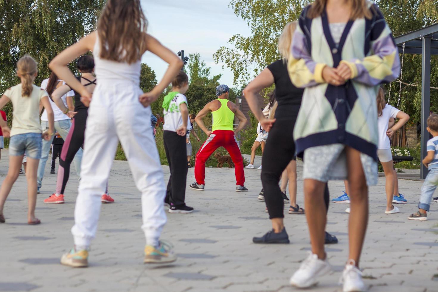 2022-08-17. Rusia. sámara Clases de baile de zumba al aire libre. fitness, deportes, victoria, éxito y el concepto de un estilo de vida saludable. todo el mundo puede hacer deporte al aire libre foto