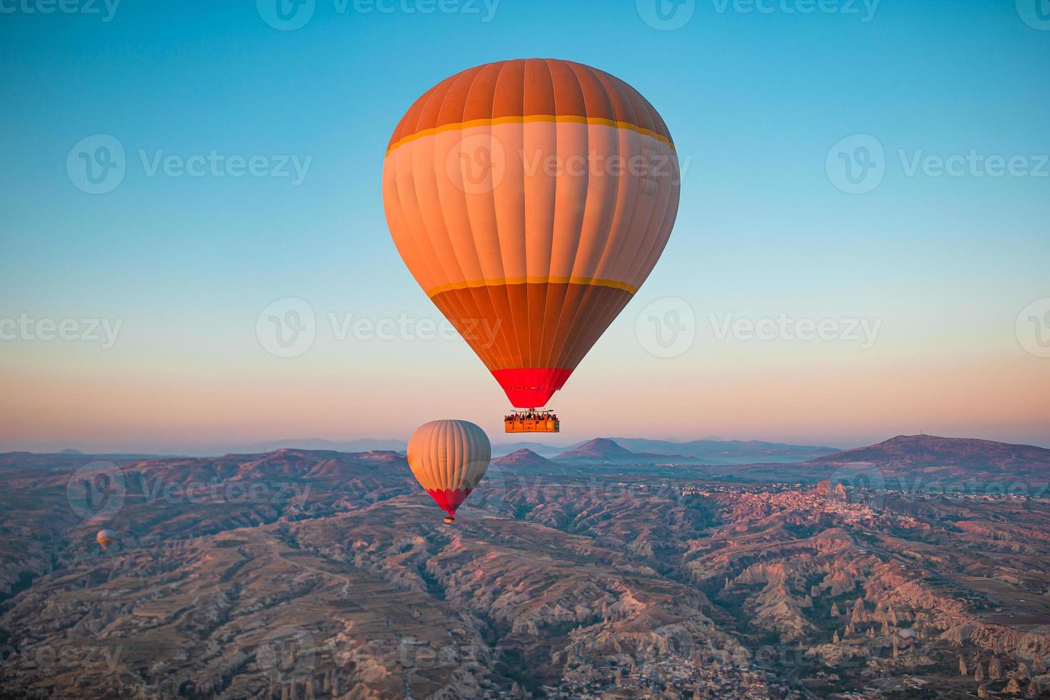 globos aerostáticos brillantes en el cielo de capadocia, turquía foto