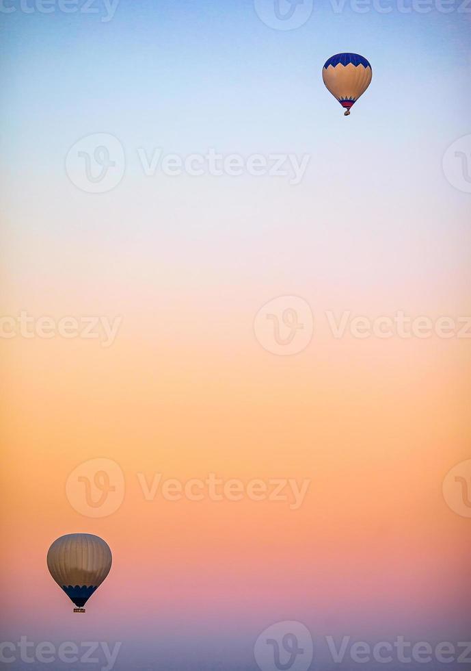 globos aerostáticos brillantes en el cielo de capadocia, turquía foto