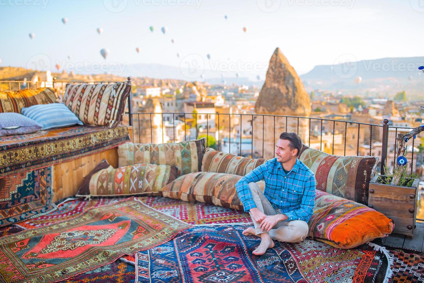 joven feliz viendo globos aerostáticos en capadocia, turquía foto