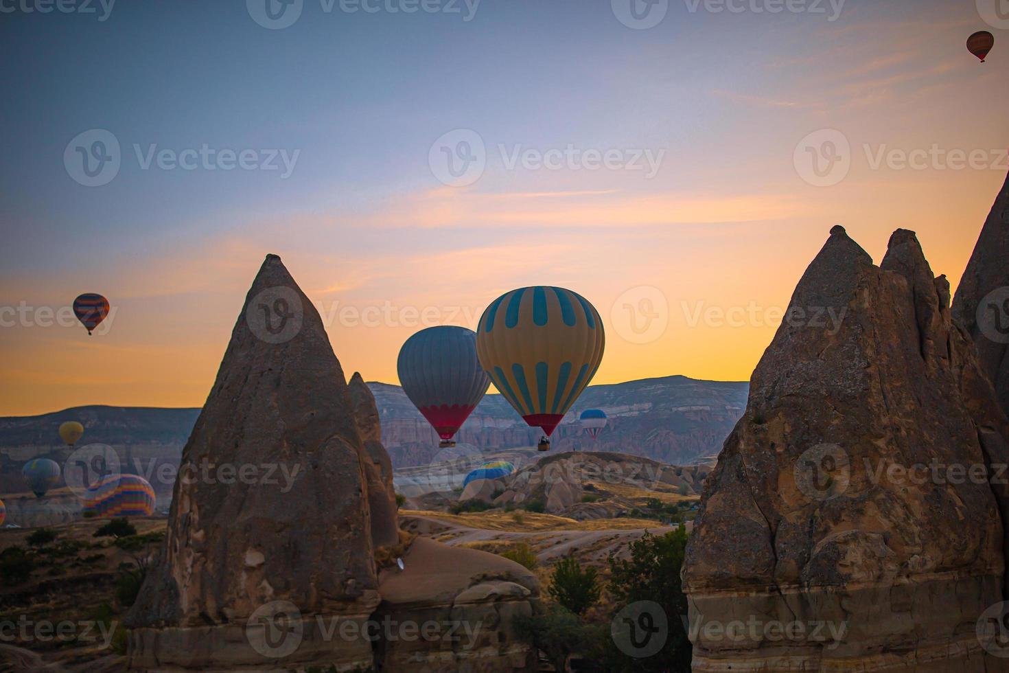 globos aerostáticos brillantes en el cielo de capadocia, turquía foto