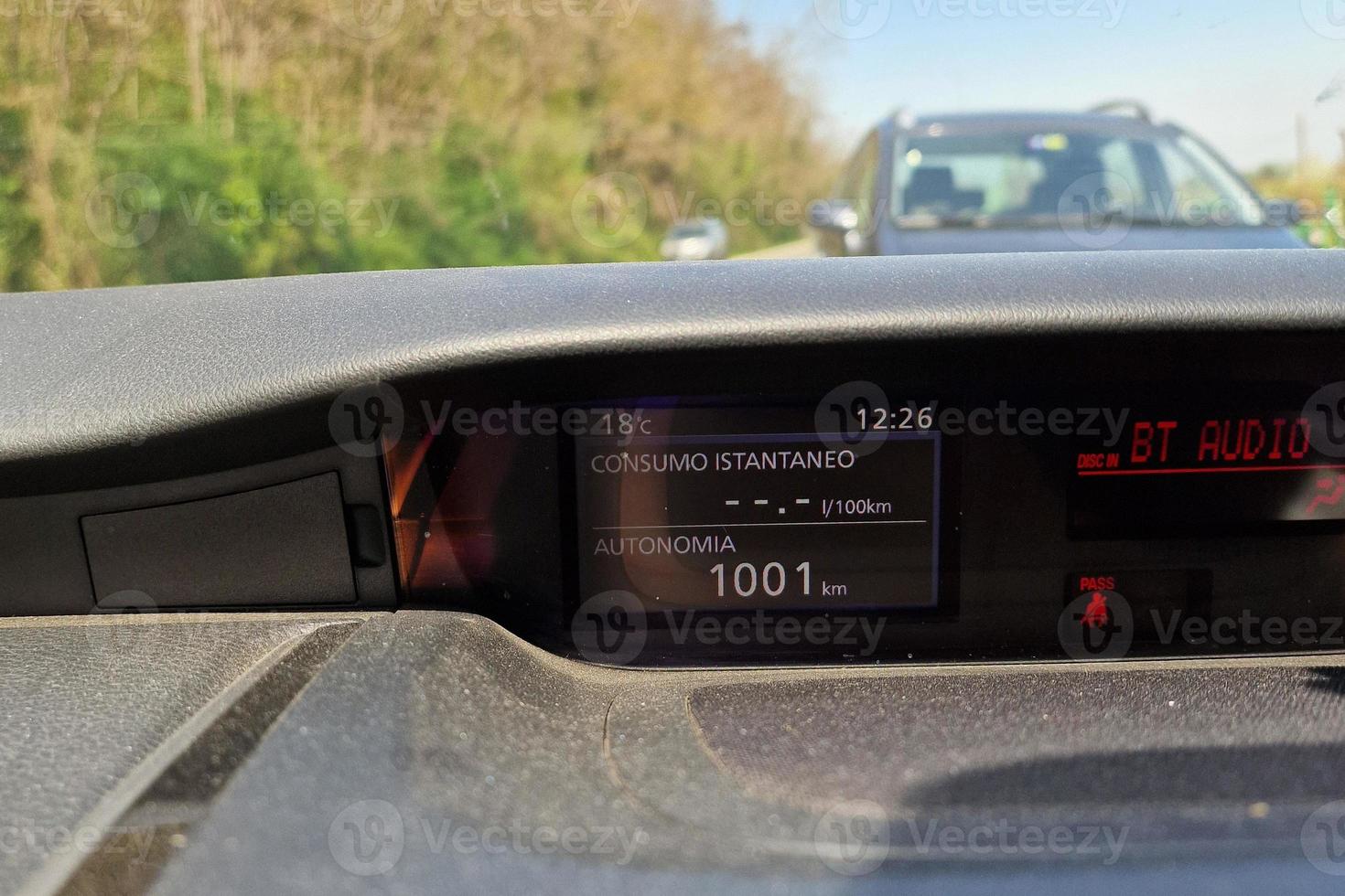 Car autonomy display in italian photo
