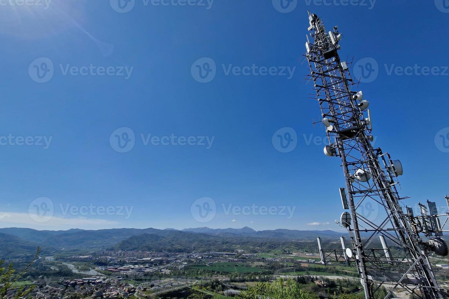 gran antena de comunicación en el cielo azul foto