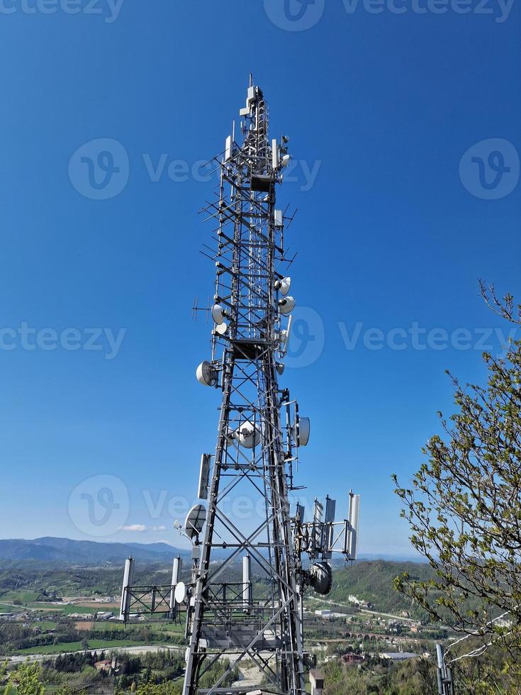 gran antena de comunicación en el cielo azul foto