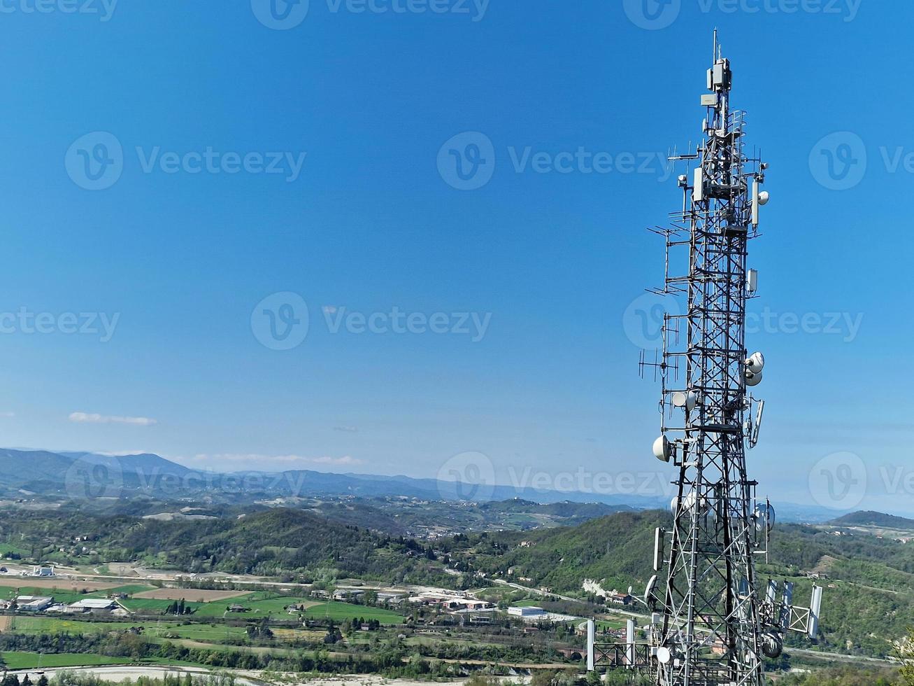 gran antena de comunicación en el cielo azul foto