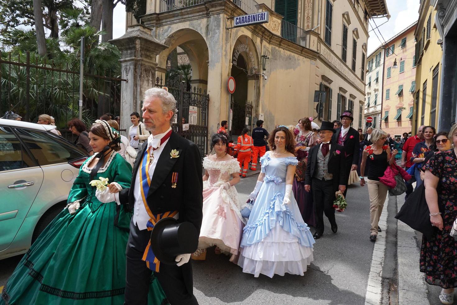 Génova, Italia - 5 de mayo de 2018 - Desfile de vestidos del siglo XIX para la exhibición de Euroflora en el escenario único de Nervi foto