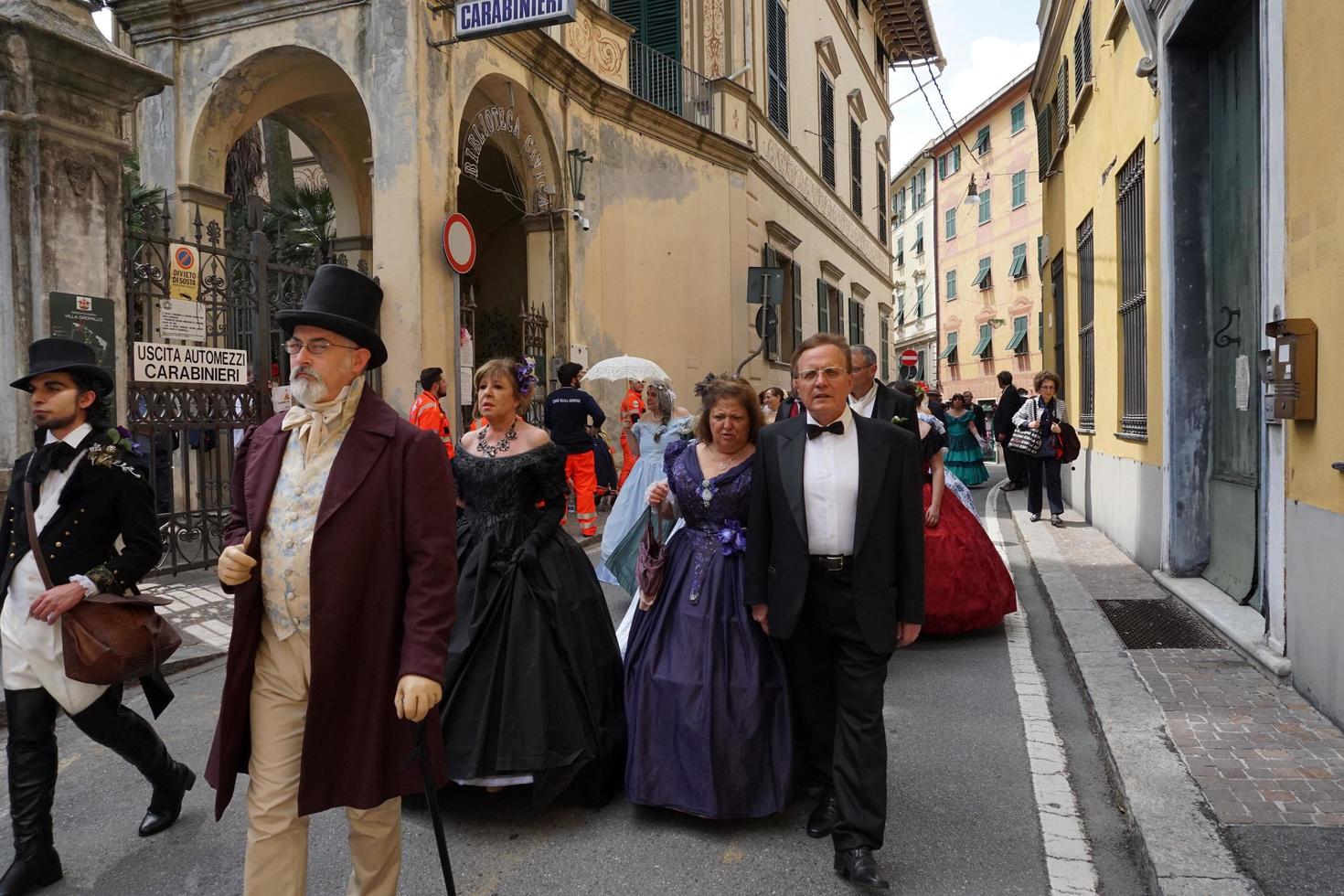 Génova, Italia - 5 de mayo de 2018 - Desfile de vestidos del siglo XIX para la exhibición de Euroflora en el escenario único de Nervi foto