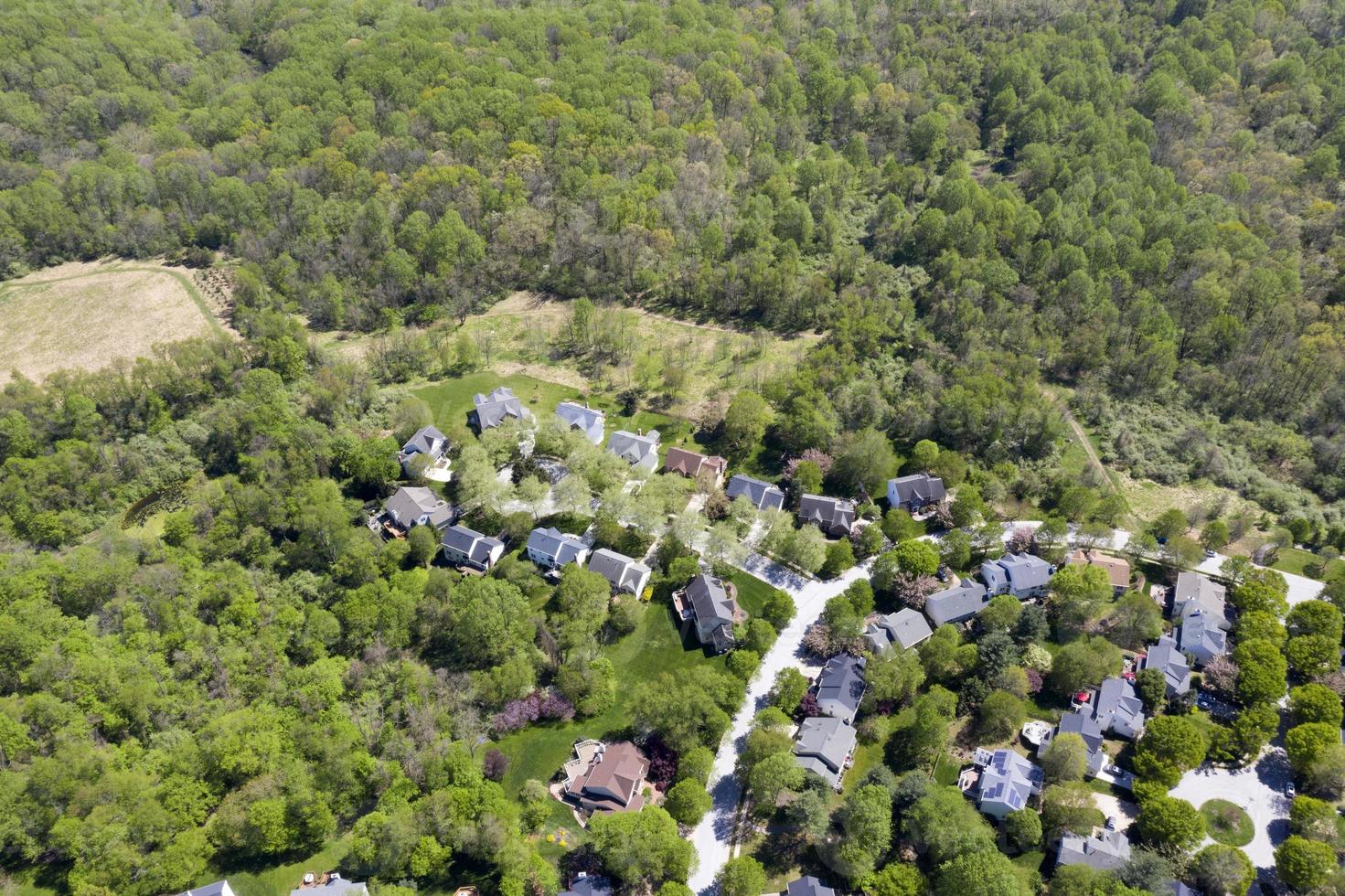 Barrio estadounidense de clase media alta con calle curva en Maryland foto