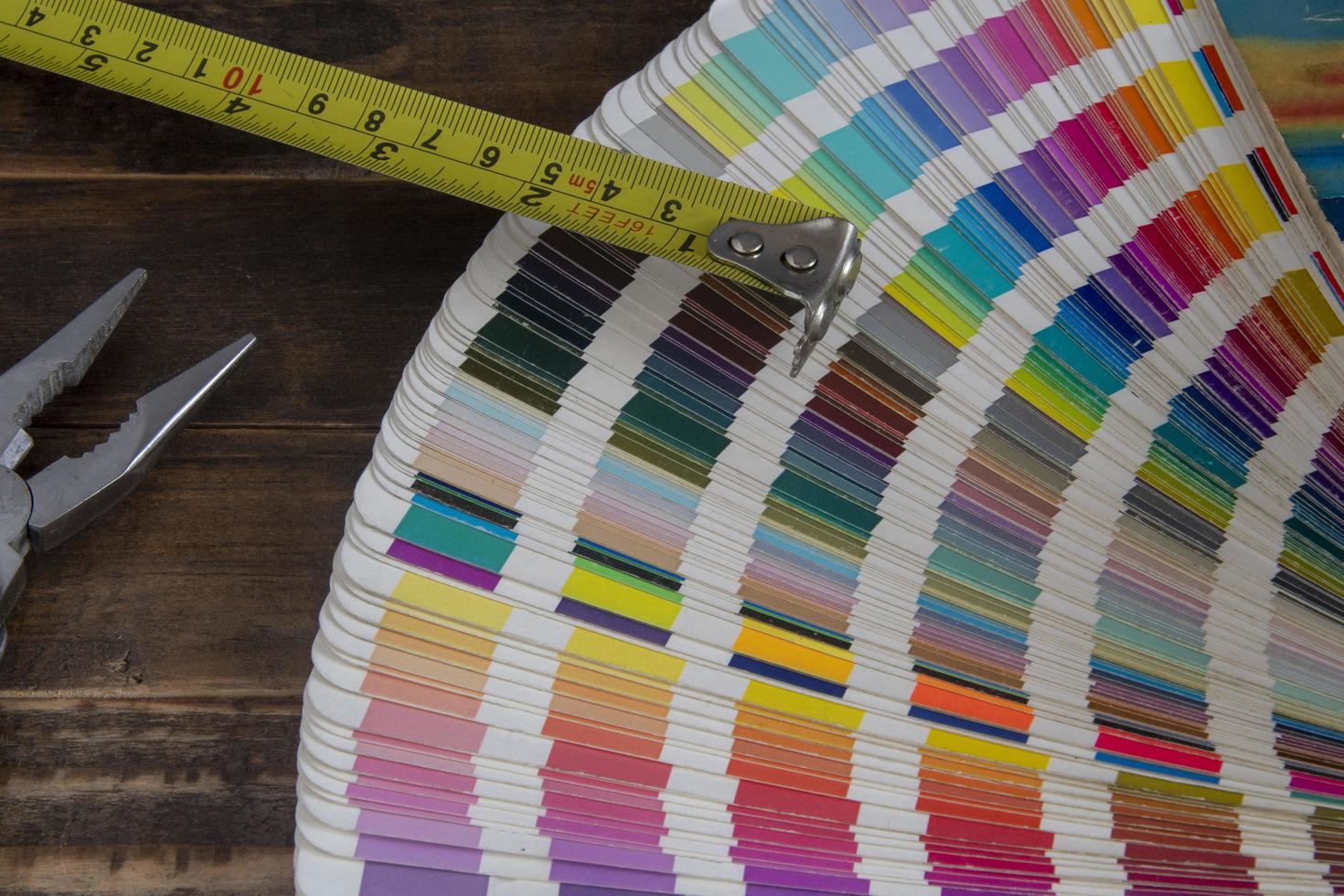 muestras de color utilizadas en artes gráficas, con una cinta métrica utilizada en la construcción foto