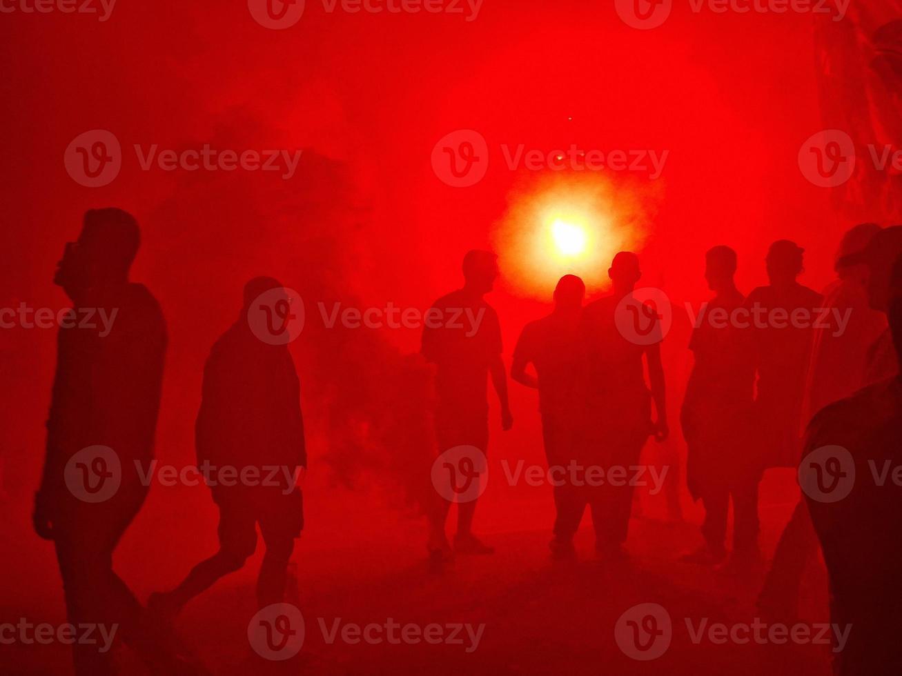 humo rojo gente negra silueta protesta demostración foto