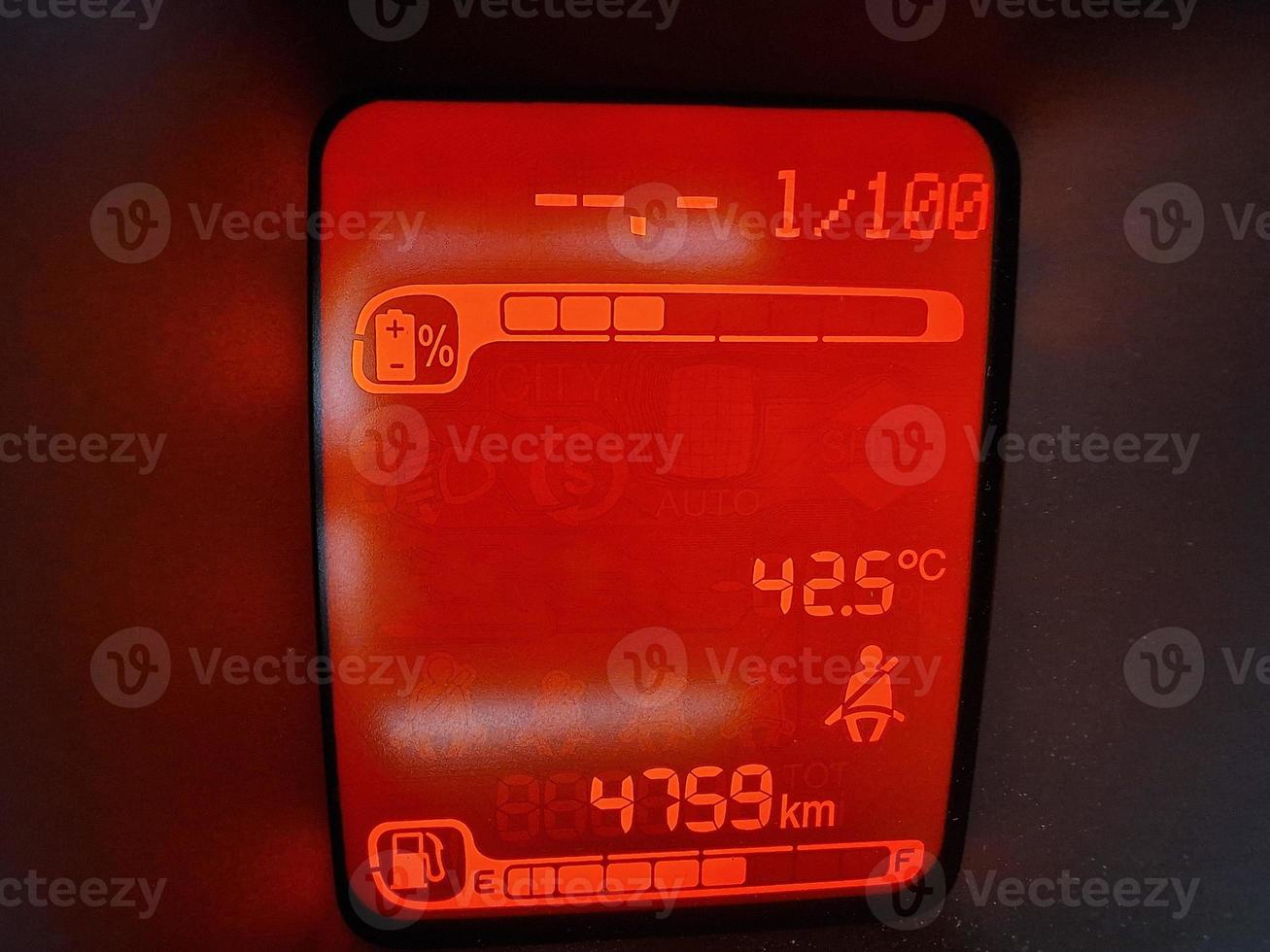 very hot inside car temperature indicator more than 40 celsius 18833659