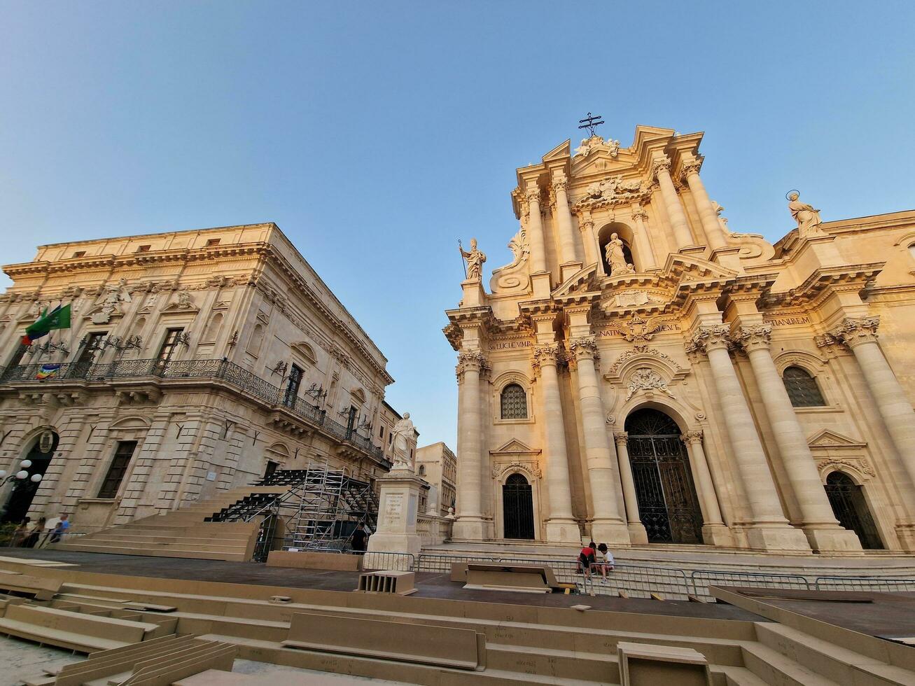 siracusa, italia - 7 de julio de 2022 - preparándose para la semana de la moda dolce and gabbana foto