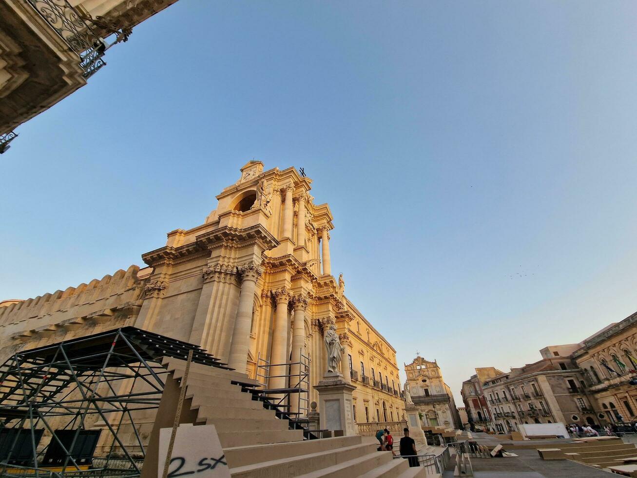 siracusa, italia - 7 de julio de 2022 - preparándose para la semana de la moda dolce and gabbana foto