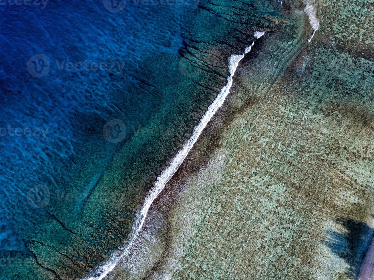 vista aérea de las olas en el arrecife de las islas cook de polinesia foto