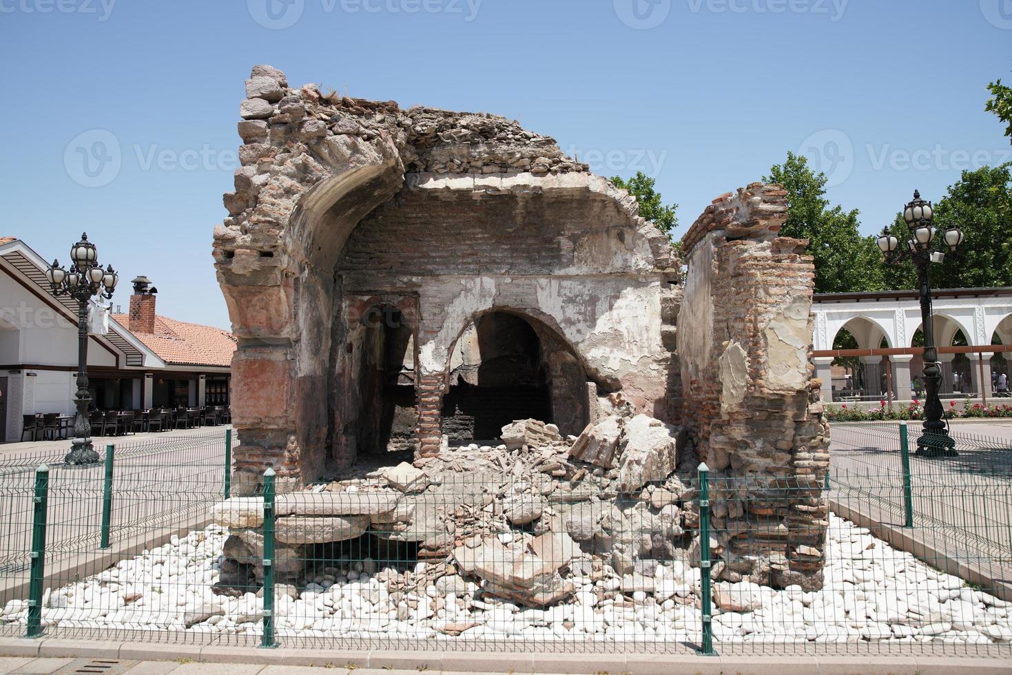 ruina cerca de la mezquita haci bayram en ankara, turkiye foto