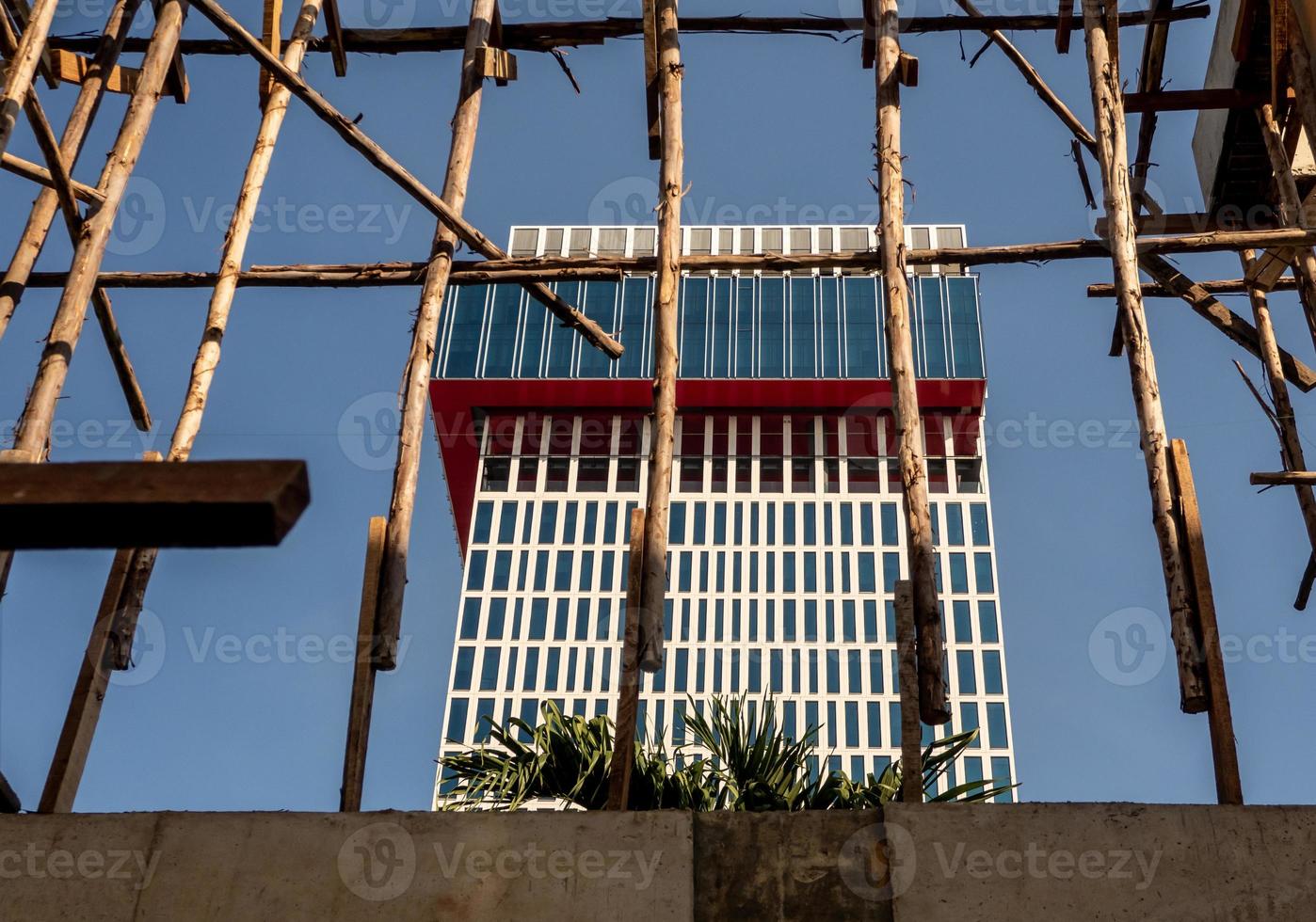 poste de madera temporal para soportar la estructura de hormigón de un edificio en construcción foto