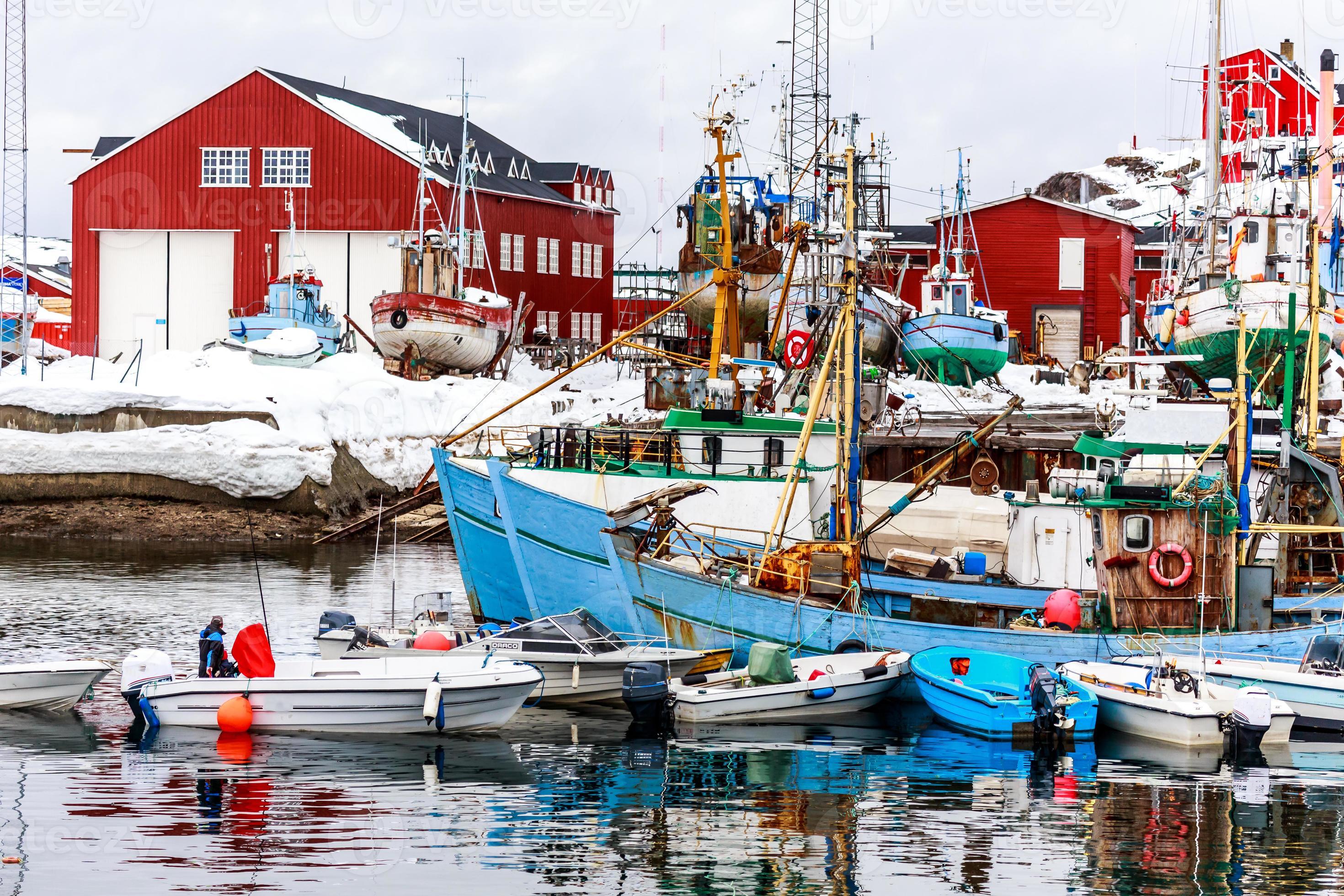 [VOP] Sidgursson se reune con las comunidades de pescadores de Sisimiut (VOEEEIØE) Boats-and-fishing-ships-standing-on-land-and-water-in-port-of-sisimiut-greenland-photo