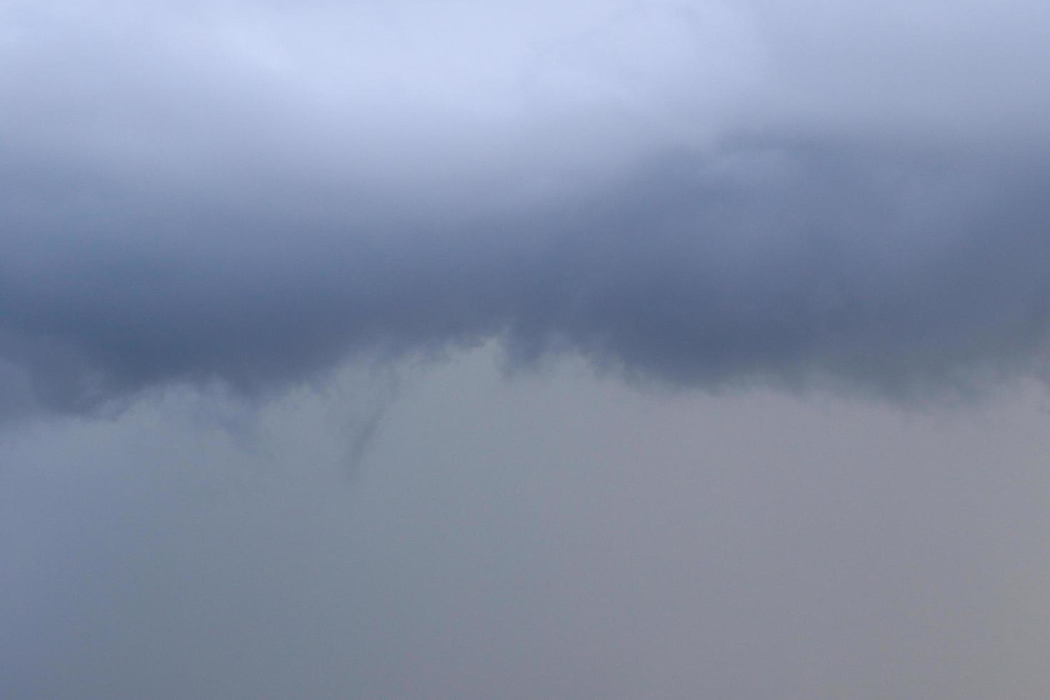 clima tormentoso y nubes oscuras foto